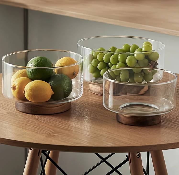 Ciotola di vetro di design con base in legno