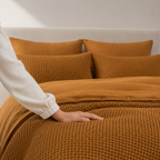Musselin-Bettwäsche-aus-türkischer-Bio-Baumwolle-mit-Waffeldesign-–-Karamellbraun-4