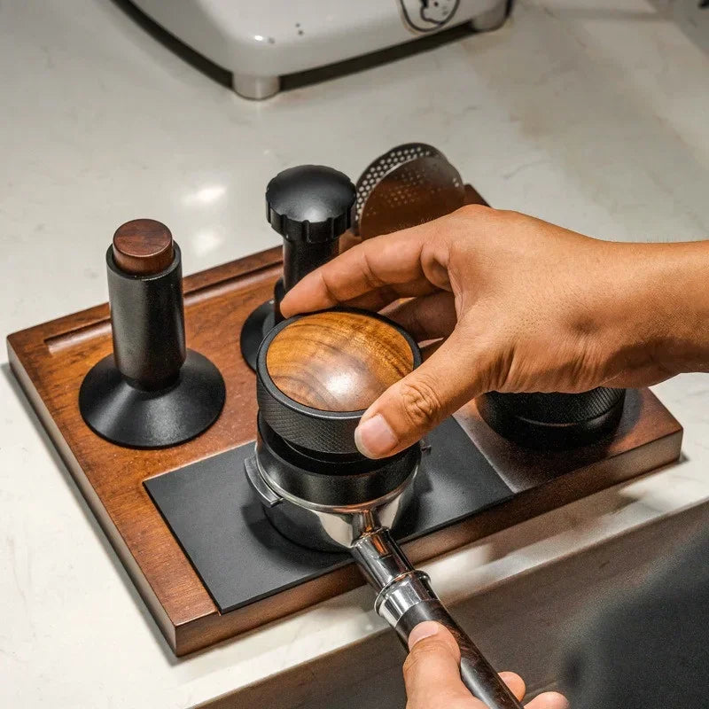 Espresso Tamper Station aus Holz – 51–58mm
