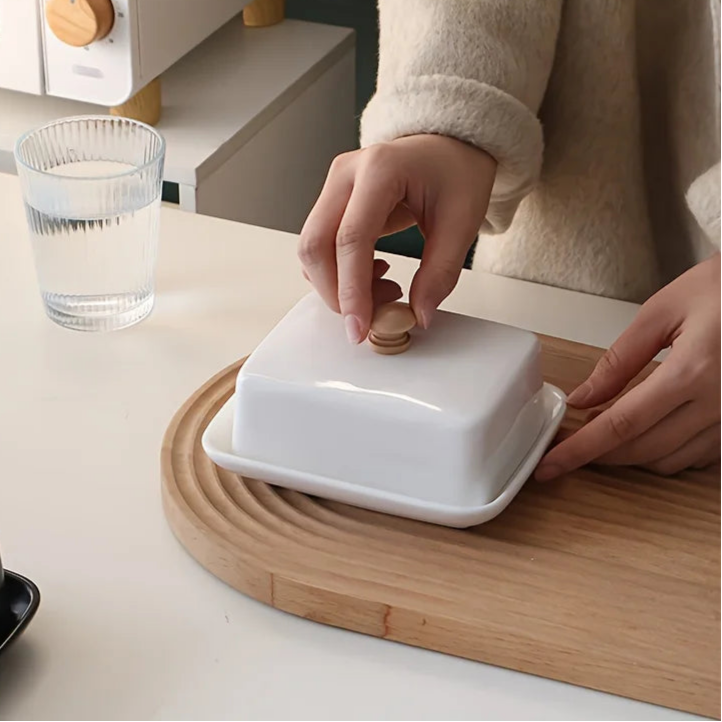 Minimalist butter dish made of ceramic