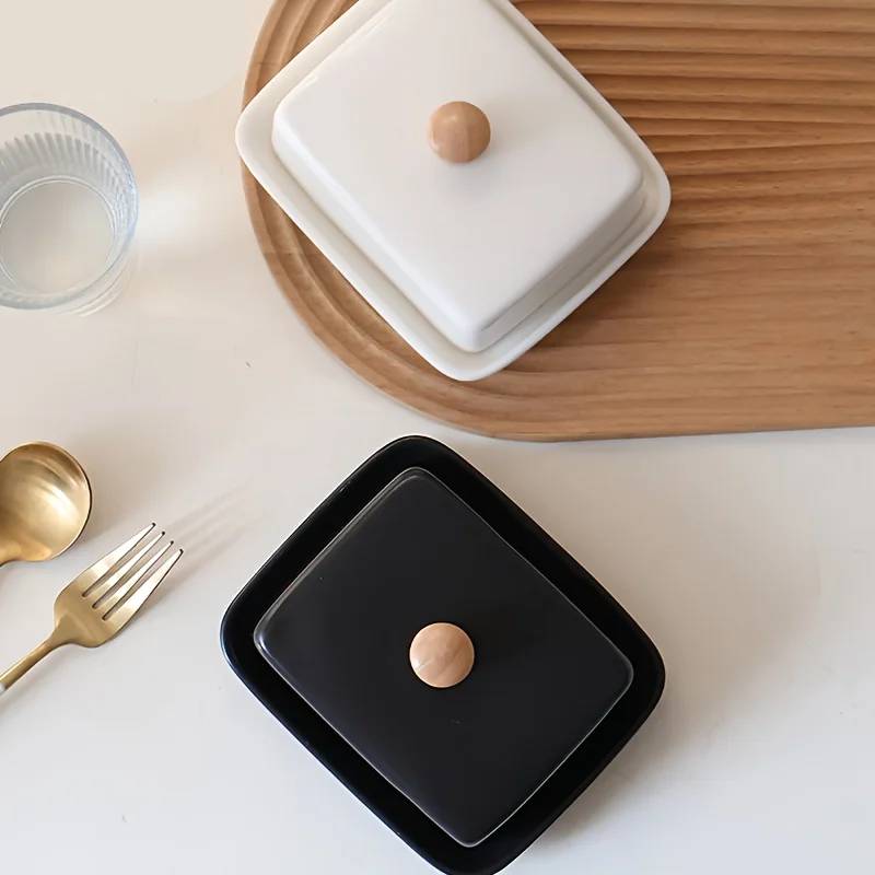 Minimalist butter dish made of ceramic