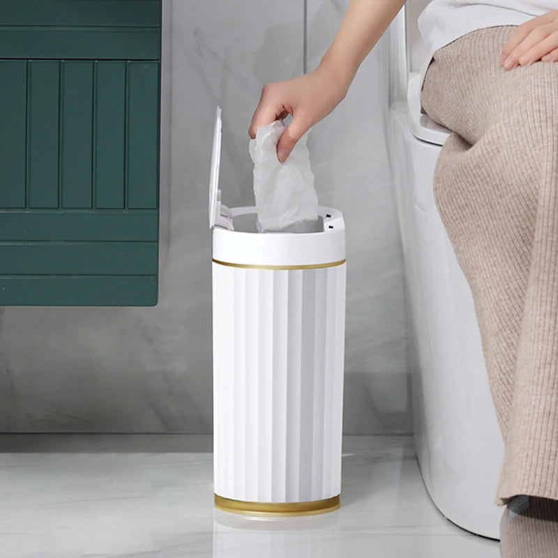 Elegante pattumiera con sensore
