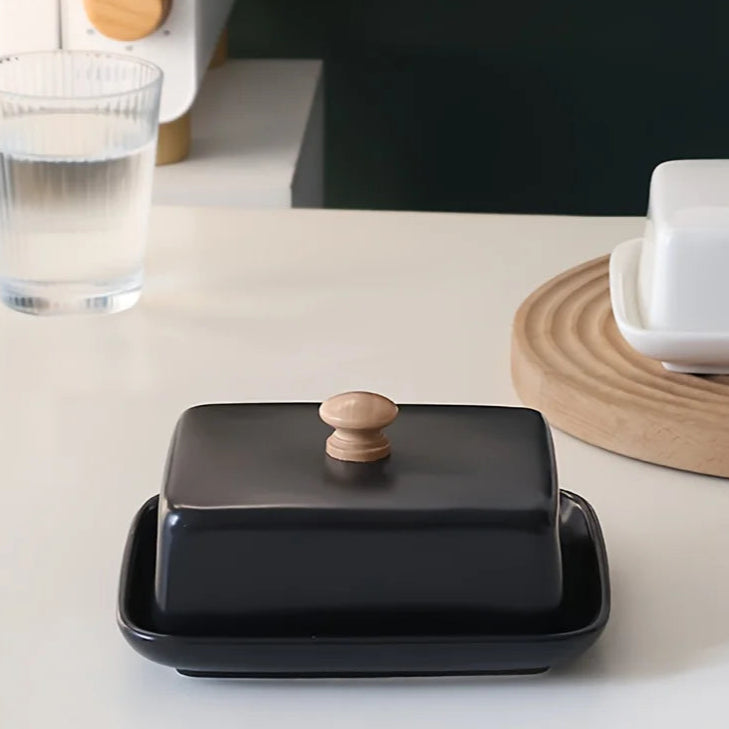 Minimalist butter dish made of ceramic