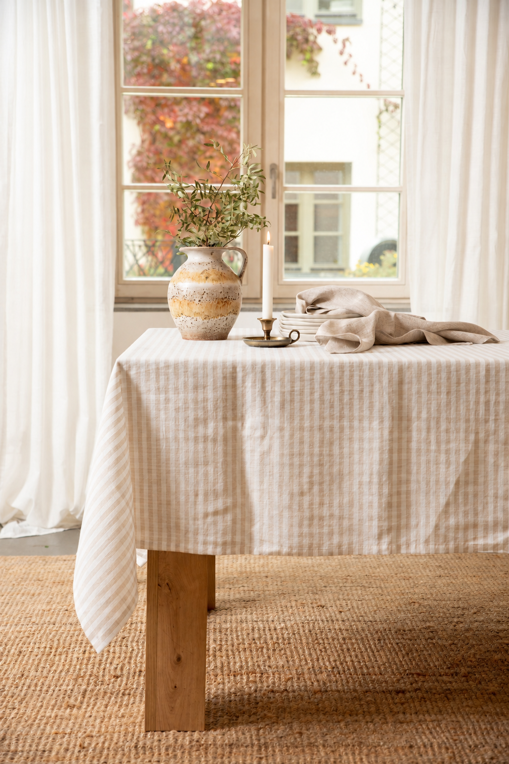 Quadratische beige gestreifte Leinentischdecke – Gesamtansicht