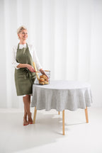 Runde grau gestreifte Tischdecke – gedeckter Tisch