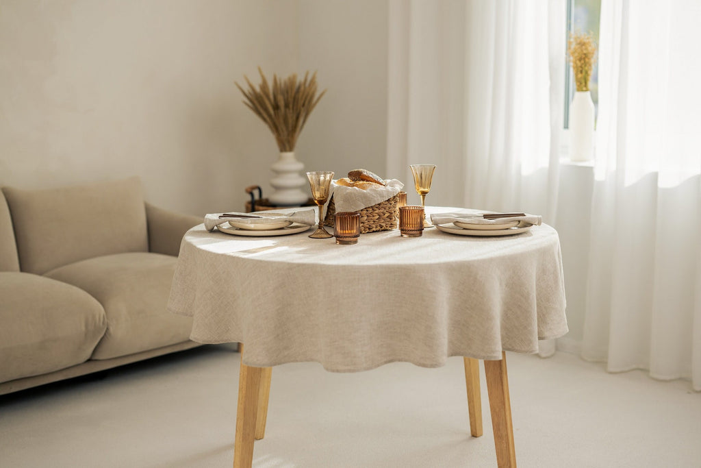 Runde naturfarbene Tischdecke – gedeckter Tisch