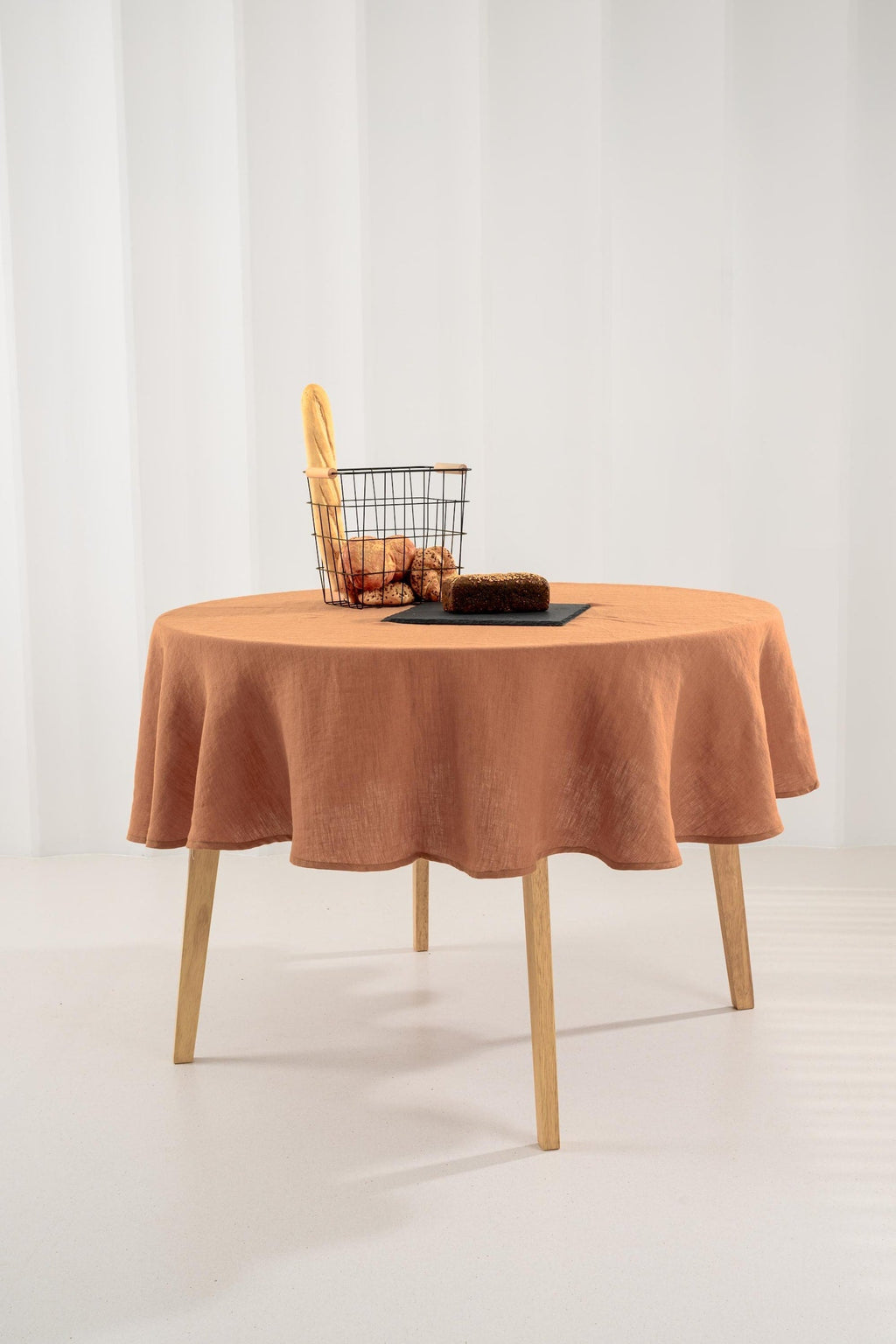 Runde Leinentischdecke in Terrakotta – Gesamtansicht