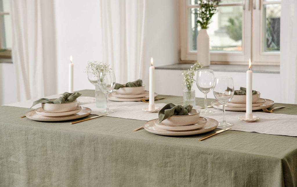 Olivgrüne Tischdecke – gedeckter Tisch