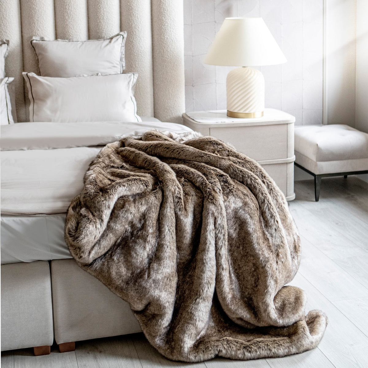 Braune Kunstfelldecke auf dem Bett – Arctos