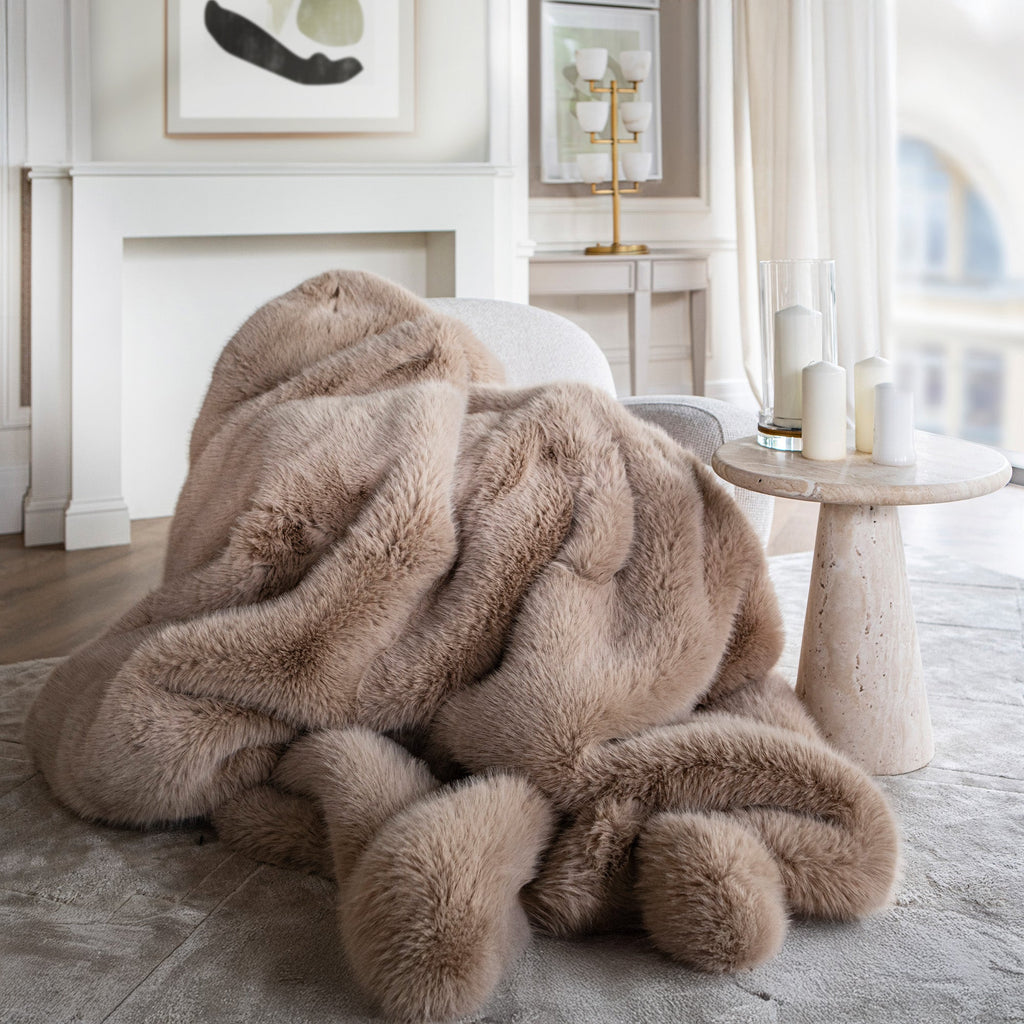 Kuscheldecke Kunstfell Braun im Schlafzimmer – Lignum