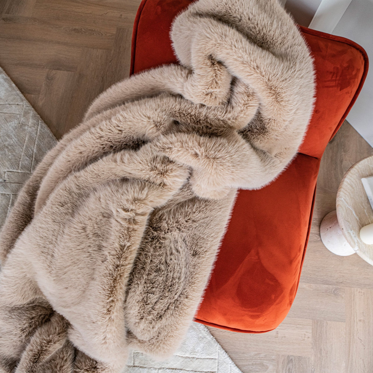 Braune Webpelzdecke im Schlafzimmer – Lignum