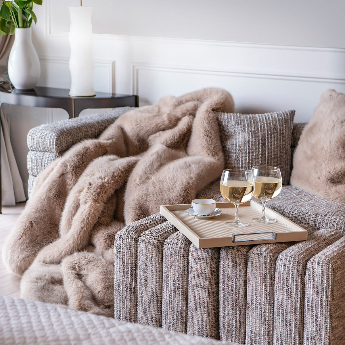 Braune Kunstfelldecke auf dem Sofa – Lignum