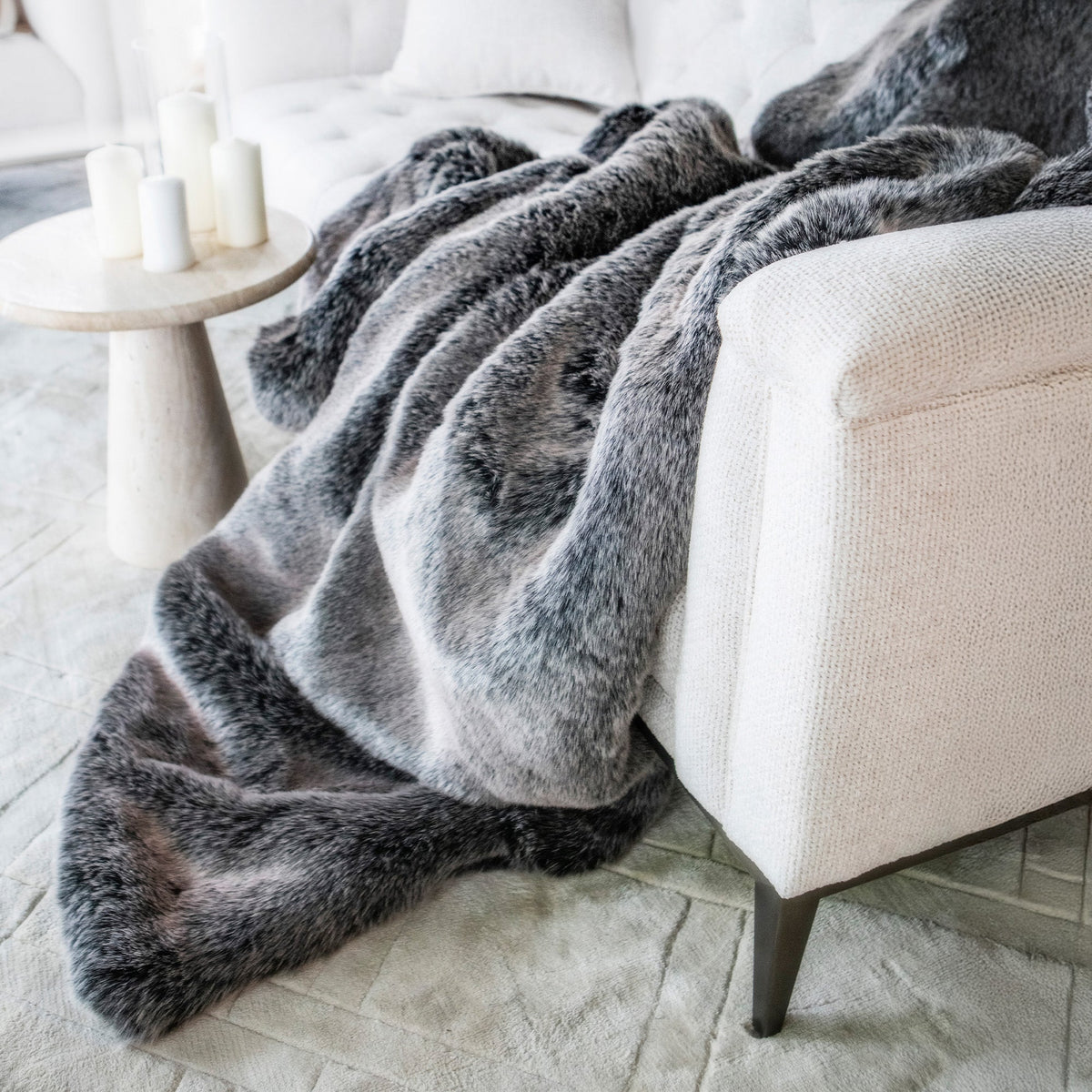 Kuscheldecke aus Kunstfell Grau als Bettüberwurf