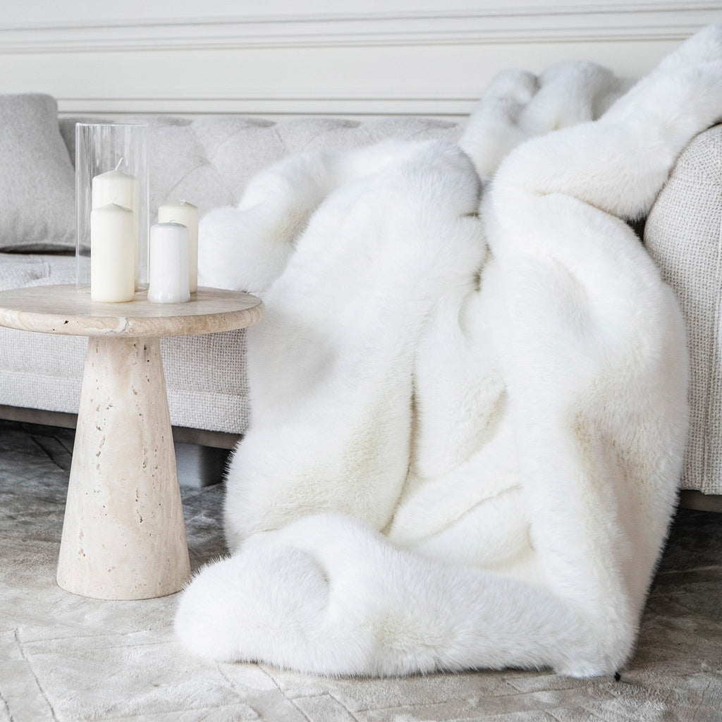 Kuscheldecke aus Kunstfell Weiss – Nivis