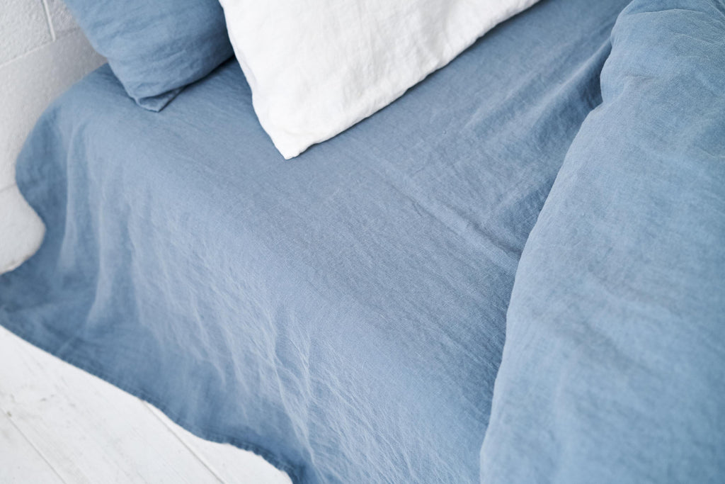 Aquamarinfarbener Leinen-Duvetbezug auf einem Bett