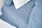 Aquamarinfarbener Leinen-Duvetbezug auf einem Bett