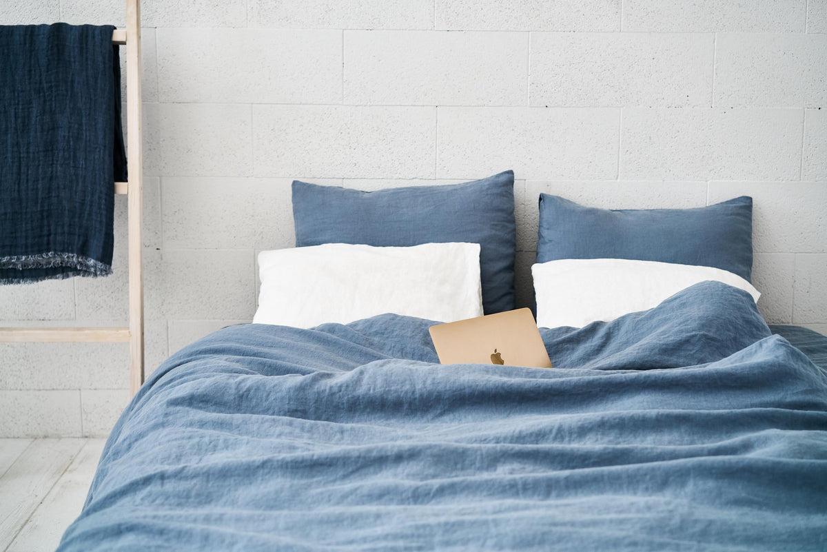 Bett mit Leinen-Duvetbezug in Aquamarin