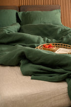 Dunkelgrüner Leinen-Duvetbezug auf einem Bett