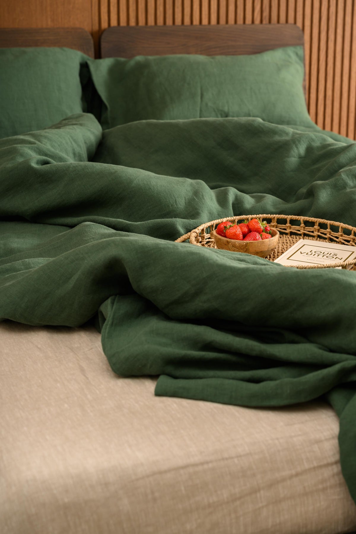 Dunkelgrüner Leinen-Duvetbezug auf einem Bett