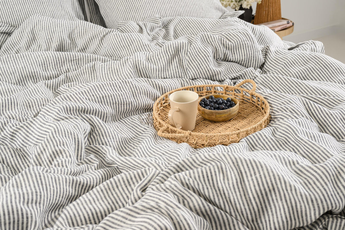 Bett mit grau gestreiftem Leinen-Duvetbezug