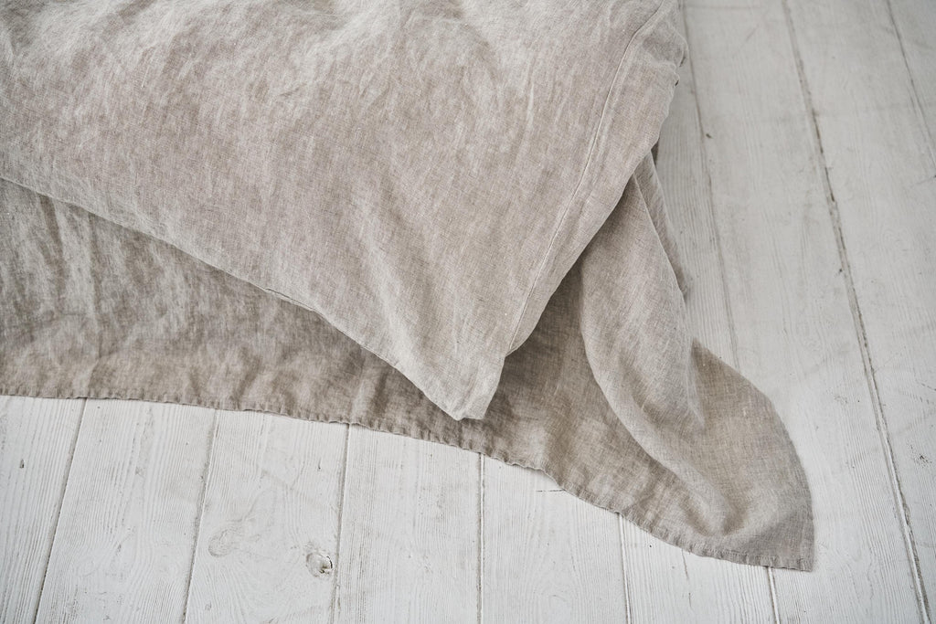 Bett mit Leinen-Duvetbezug in Naturbeige