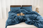 Ozeanblauer Leinen-Duvetbezug auf einem Bett
