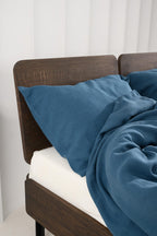 Bett mit Leinen-Duvetbezug in Ozeanblau