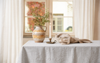 Grau gestreifte Tischdecke – gedeckter Tisch