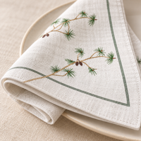 Serviettes de Noël en lin imprimé – Pommes de pin et branches