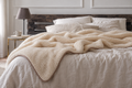 Wolldecke aus reiner Merinowolle in Beige auf einem natürlich gedeckten Bett