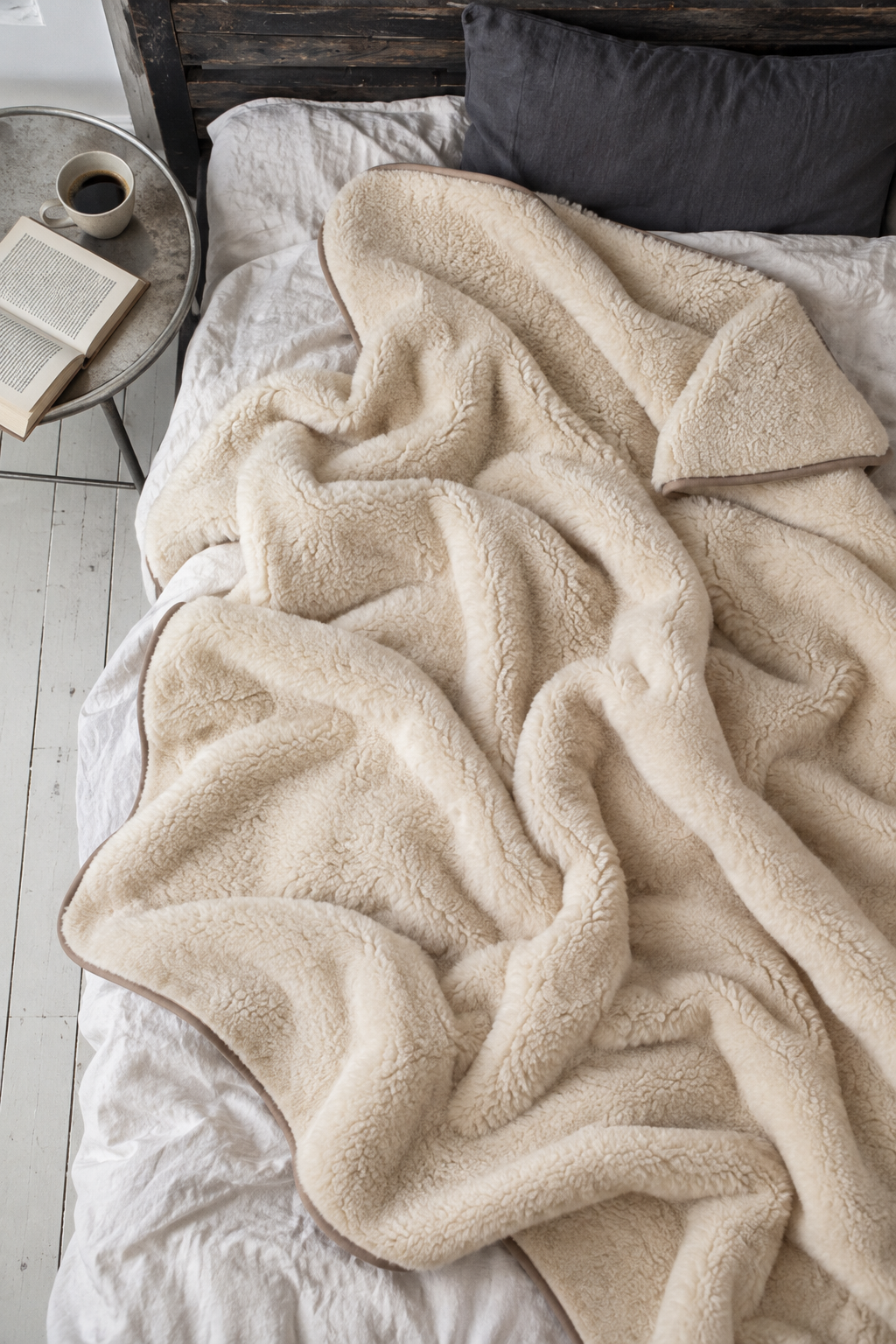 Beige Merinowolldecke aus der Draufsicht auf einem Bett